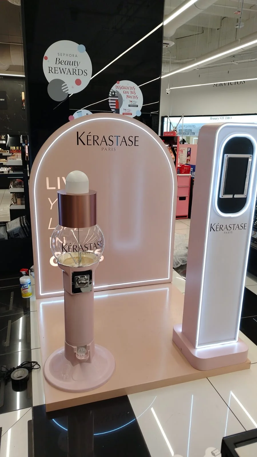 Display Kérastase Gloss Absolu con diagnóstico capilar digital en Sephora