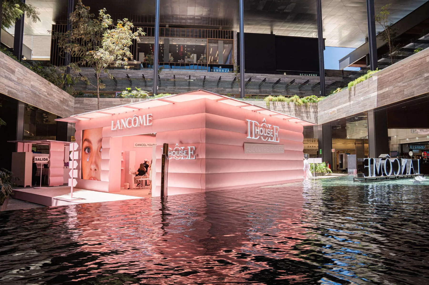 Lancôme Idôle House sobre el espejo de agua en Centro Comercial Satélite
